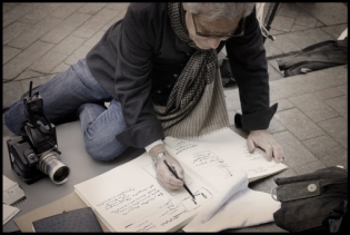  Jean daniel LORIEUX et son carnet de croquis.// Jean Daniel LORIEUX working on his sketchbook.
